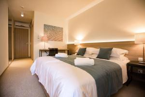 韦伯斯卡Labranda Senses Resort的一间卧室配有一张大床和两个枕头