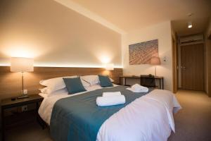 韦伯斯卡Labranda Senses Resort的一间卧室配有一张大床和毛巾