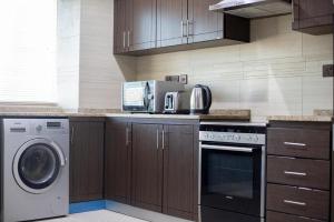 迪拜Better Living Apartment的厨房配有洗衣机和洗衣机。