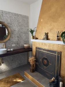 Case Selva GrandeCasal Camillo的一间带壁炉、水槽和镜子的浴室