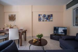 萨摩斯Thetis Luxury Apartment的带沙发和电视的客厅