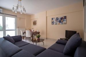 萨摩斯Thetis Luxury Apartment的客厅配有蓝色的沙发和桌子