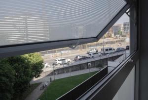 庞特维德拉El rincón del 12的从停车场的窗户上看到汽车