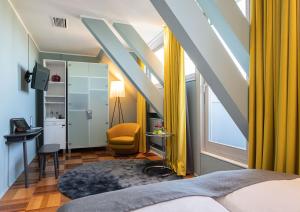 科隆科隆会展中心纽约人酒店的一间卧室配有黄色窗帘、一张床和窗户