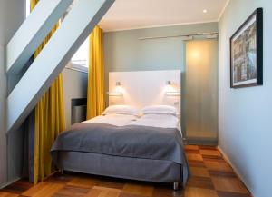 科隆科隆会展中心纽约人酒店的一间卧室配有黄色窗帘的床