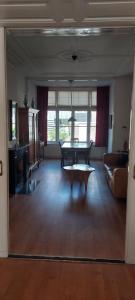 海牙Statenkwartier/Scheveningenwoning的客厅配有乒乓球桌