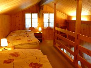 因内特基尔兴坦勒尔宾馆的小屋内一间卧室,配有两张床