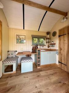 Secret Garden Shepherd Hut的厨房或小厨房