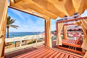 圣安东尼奥湾NYX Hotel Ibiza by Leonardo Hotels-Adults Only的海景阳台。
