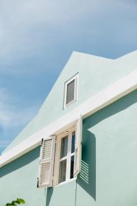 威廉斯塔德Pietermaai Oasis的蓝色的房子,设有白色百叶窗
