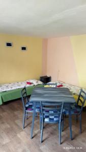 新里斯拉Lucky Kitten , High Tatras的配有桌椅和床的房间
