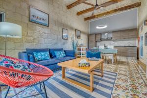 科斯皮夸Le Petit Voyage - CHILL OUT的客厅配有蓝色的沙发和桌子