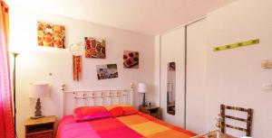 布拉尼亚克2 CHAMBRES B&B PRÈS DE L'AÉROPORT ET DU MEETT的一间卧室配有一张带彩色毯子的床