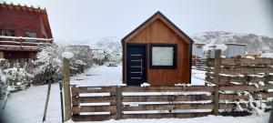 厄尔查尔坦Patagonia Tiny House的小木屋,带雪地围栏