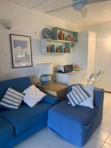 罗通多港Ladumar Sardinia的客厅配有蓝色的沙发和桌子