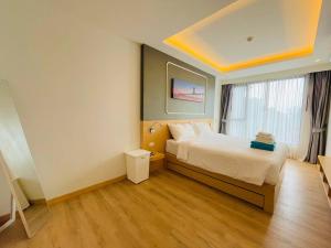 苏林海滩Phuket, Surin beach的酒店客房设有床和窗户。