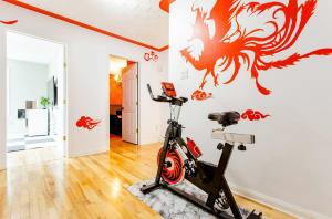 Lower SackvillePrivate bedrooms+free parking的一个带龙壁的健身房,里面设有健身自行车