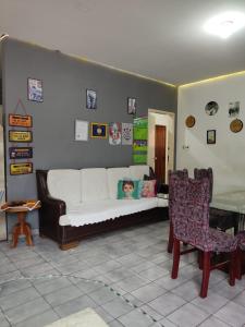 圣保罗Parada 86 Hostel的客厅配有白色的沙发和椅子
