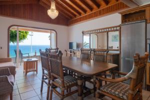 卡门港Sabbia Suites Sea View La Playita的一间带桌椅的海景用餐室