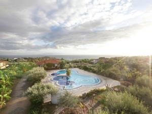 里卡迪Nice residence in San Nicol di Ricadi with pool的享有游泳池的顶部景色,背景是大海