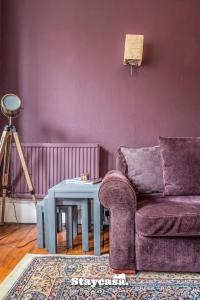 爱丁堡Stunning 3 Bdr Apartment 5 Min From Haymarket的紫色的客厅配有沙发和桌子
