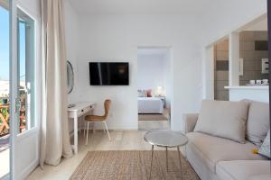 巴尔巴蒂Reana Elegant Apartments的白色的客厅配有沙发和桌子
