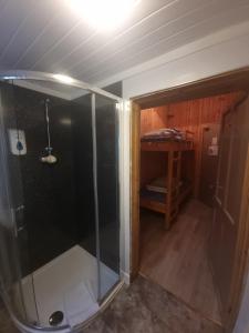 金洛赫利文布莱克沃特旅馆的一间房间里带玻璃门的淋浴