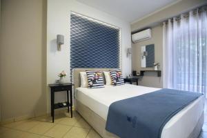 纳夫普利翁Ioanna's Luxury Two Bedroom Apartment的一间卧室设有一张大床和一个窗户。