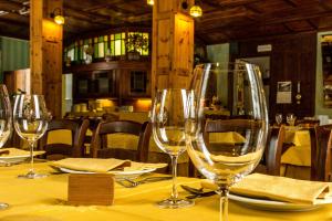 尚波吕克Albergo Monte Cervino的餐厅桌子上摆放着酒杯的桌子