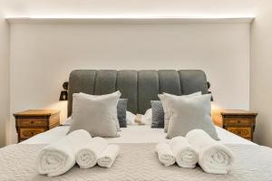 佛罗伦萨PALAZZO TESTA - LOCAZIONE TURISTICA的一间卧室配有带毛巾的床