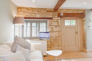 HarescombeMill House Cottage - Star Stay on The Cotswold Way的客厅配有白色沙发和电视