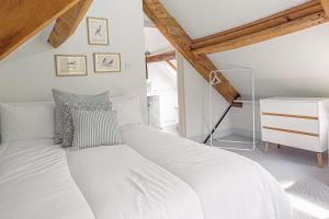 HarescombeMill House Cottage - Star Stay on The Cotswold Way的一张大白色的床,位于带书桌的房间里