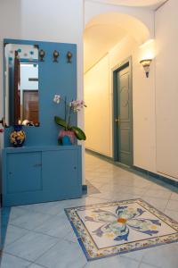 马奥莱奥西酒店的一条带蓝色墙壁、门和地毯的走廊