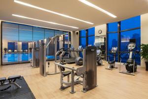 蚌埠蚌埠富力万达嘉华酒店的大楼内带跑步机和健身器材的健身房
