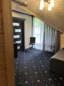 库尼贡达Chalet Carpat Dream的客房设有床、窗户和椅子。