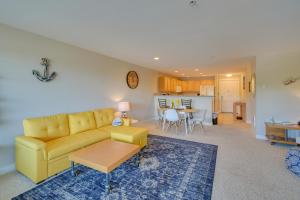 韦斯特波特Westport Vacation Rental Walk to Beach!的客厅配有黄色的沙发和桌子