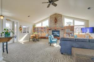 韦斯特波特Westport Vacation Rental Walk to Beach!的客厅设有蓝色的沙发和壁炉