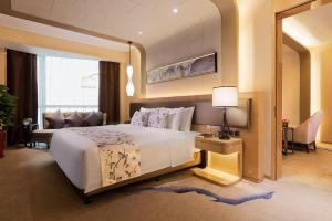 蚌埠富力万达嘉华酒店客房内的一张或多张床位