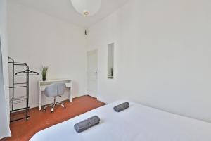 阿维尼翁Au Roi RENE - AC CLIM - WIFI的白色卧室配有床、书桌和椅子