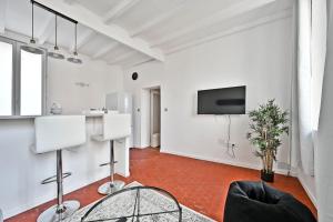 阿维尼翁Au Roi RENE - AC CLIM - WIFI的客厅设有白色的墙壁和平面电视。