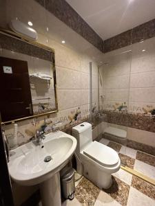 吉达وجهة التميز 2的浴室配有白色卫生间和盥洗盆。