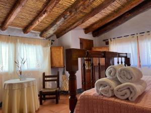 Villar del ArzobispoCasa rural La Boticaria的一间卧室配有带毛巾的床