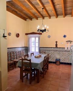 Villar del ArzobispoCasa rural La Boticaria的一间带桌子和椅子的用餐室