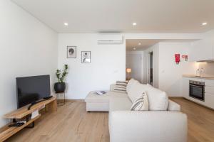 维拉摩拉Premium Apartment in the Center of Vilamoura - Cota10 by Centralgarve的客厅配有白色沙发和电视