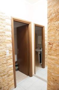 普雷韦扎Meropi Apartment的两间开放式门通往带水槽的浴室