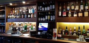 洛哈尔什教区凯尔高地Kintail Lodge Hotel的酒吧里有很多瓶装酒精饮料