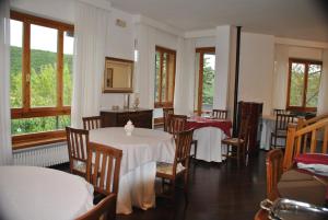 卡夏斯特拉别墅酒店的用餐室设有桌椅和窗户。