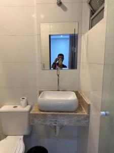 圣保罗Hotel Estação Sé的拍着浴室水槽照片的人