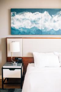 坦帕Tampa Marriott Water Street的一间卧室配有一张床和一张带台灯的桌子