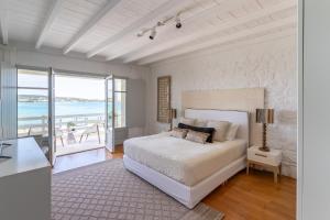 圣玛丽亚Ambassador Luxury Villas的一间卧室配有一张床,享有海景